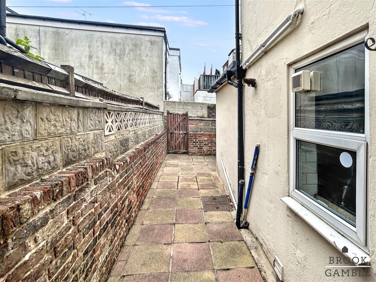 3 Bedroom House - Mid Terrace. Ashford Road in Eastbourne,  9